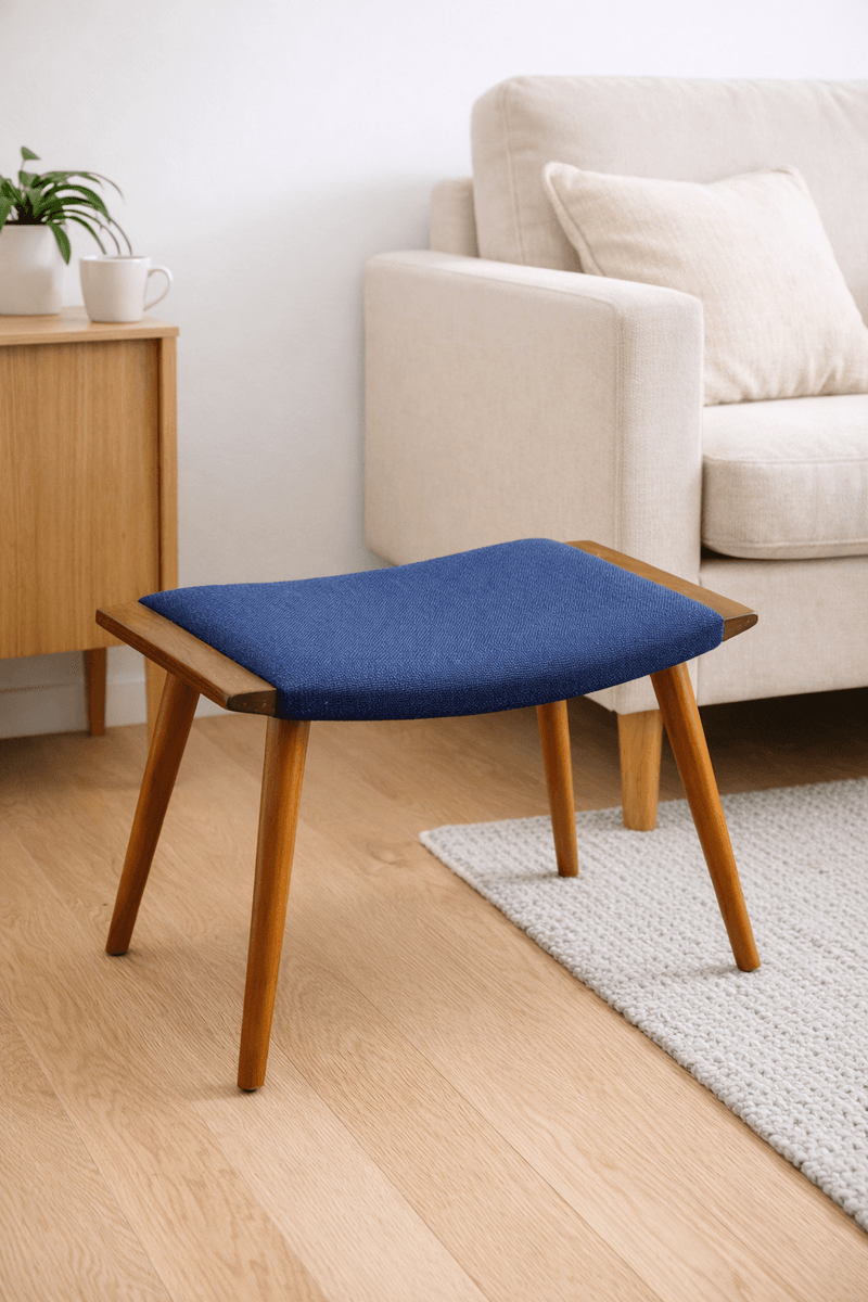 Teak krakk med blått ullstoff