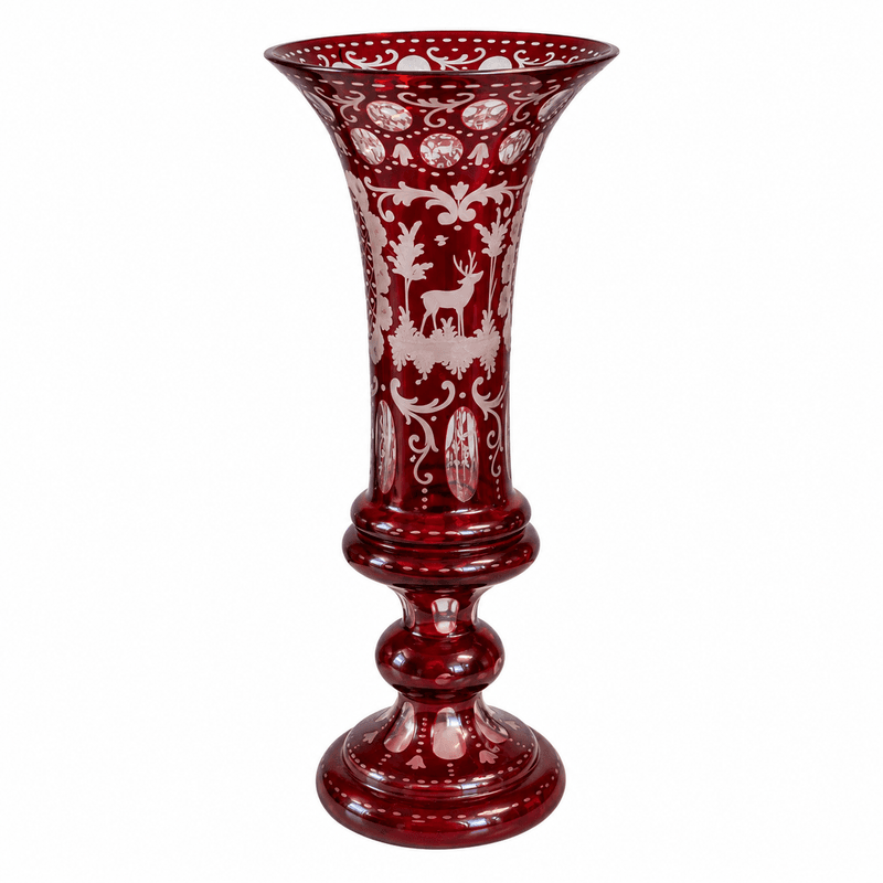 Bøhmisk krystallvase fra ca. 1920 – rubinrød eleganse med hjortemotiv, 28 cm